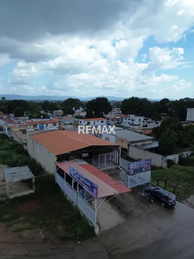 Venta Galpón con doble acceso independiente (Av. Principal Los Caobos - Autopista Sur).