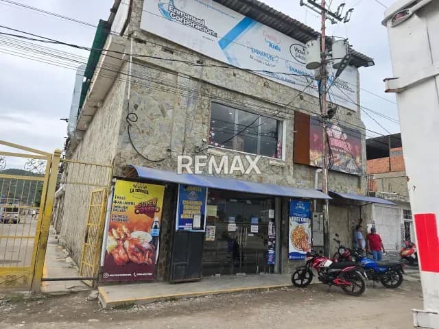 En venta Amplio local comercial de 3 niveles