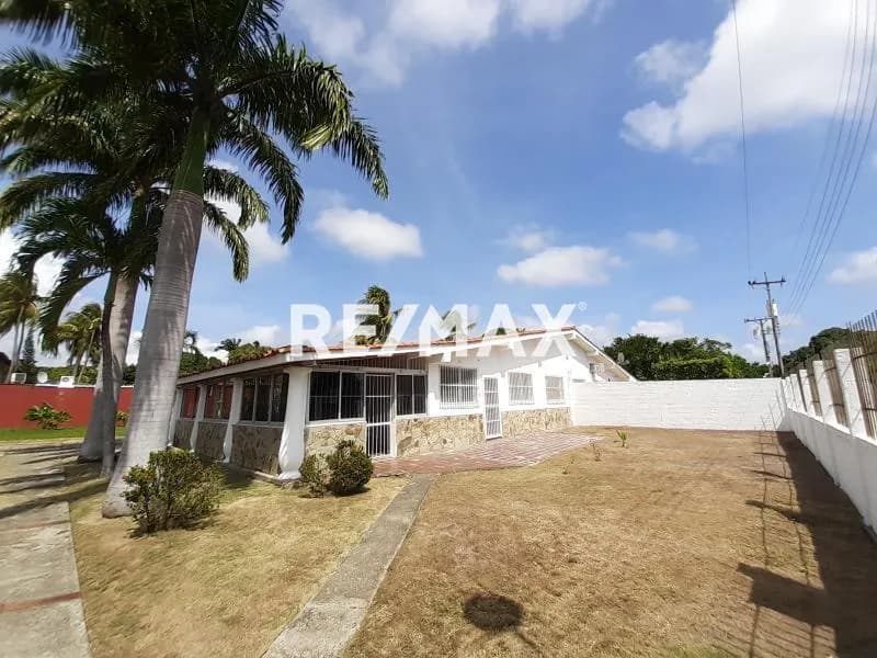 Vende Casa Campestre De 323 M2 De Construcción en la Transversal 8, El Tuque 1 en Tucacas