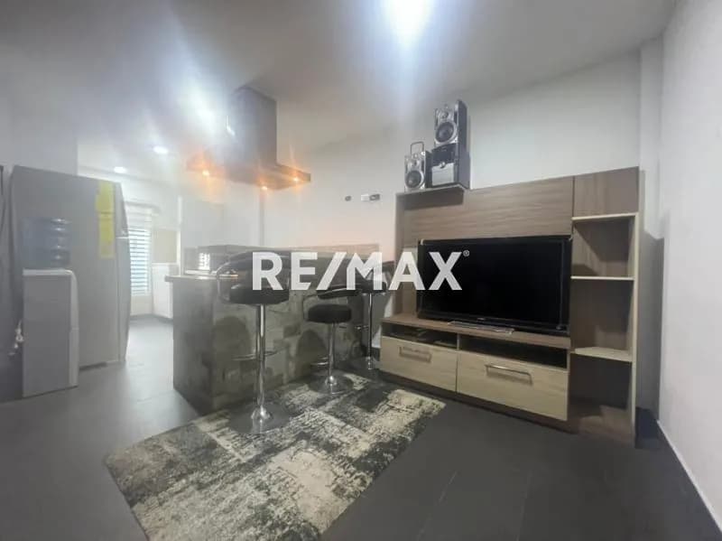 En Venta Casa para Remodelar a Pie de Calle en Las Flores