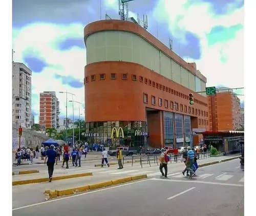 Se Alquila Oficina En El Centro Comercial Victoria Plaza