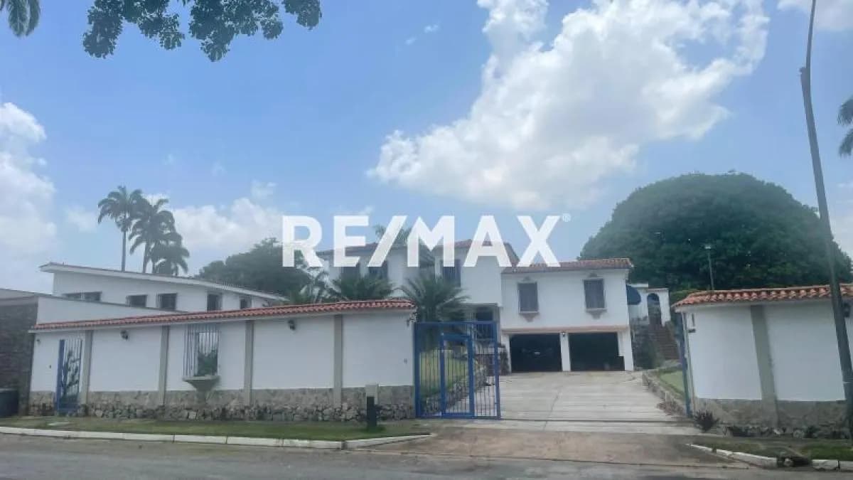 SE VENDE CASA CON VISTA AL CAMPO DE GOLF GUATAPARO COUNTRY CLUB