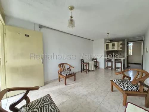 Apartamento En Alquiler En Los Chaguaramos En Maracay 26-10455 Irrr