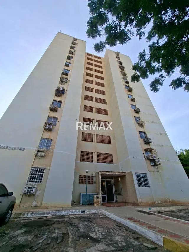 SE VENDE APARTAMENTO ACTUALIZADO, SEMI AMOBLADO PARA ESTRENAR DETRAS DE FARMATODO DE LA CIRCUNVALACION 1 CORREDOR VIAL CECILIO ACOSTA, EL PALMERAL