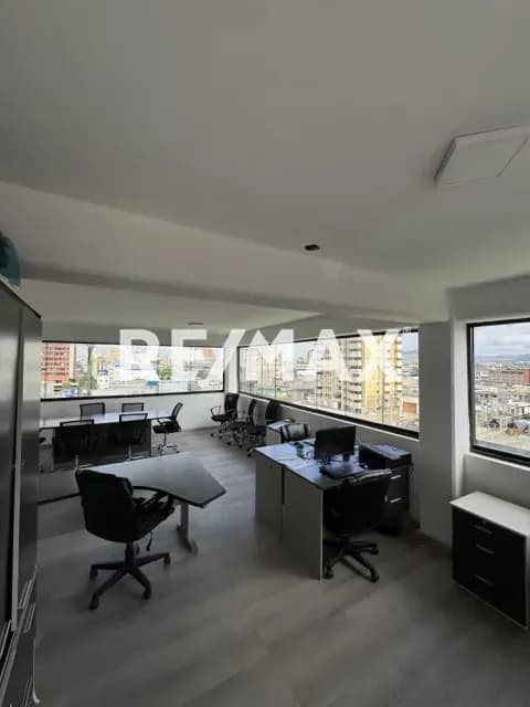 SE ALQUILA OFICINA TIPO PENTHOUSE EN EL CENTRO