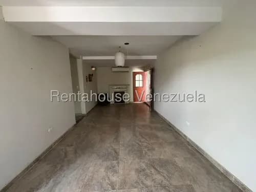 Amplia Casa De 375 M2 En El Este De Barquisimeto | 3 Hab + 3 Baños | Doble Cocina Y Tanque De 12.000 L //# Mónica Carrasquel / 26-14628
