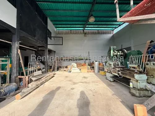 Renta House Del Este Vende Galpón De 212 M2 Con Mezzanina De 48 M2, Luz Trifásica Y 2 Baterías De Baños. Espacio Versátil Para Industria O Almacén, ¡listo Para Ocupar Y Potenciar Su Negocio!