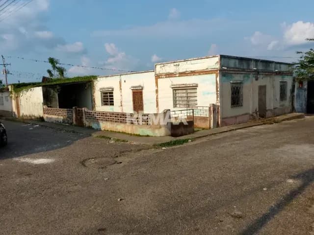 Amplia casa para remodelacion parcial o completa ubicada en el Amparo callejón Nro 3