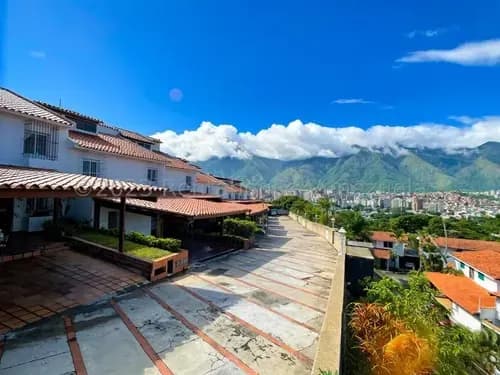 Hermoso Y Exclusivo Town House En Alquiler Ubicado En Urbanización Cerrada Con Vigilancia En Macaracuay Mls #26-3976