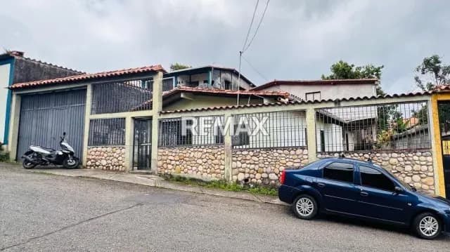 Se vende casa + Apartamento Adjunto+ terreno Ubicada en Lomas Blancas, Municipio Cardenas A pie de calle