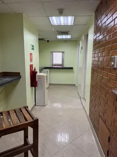 Alquiler De Oficina De 84m2, Amoblada Con Un Depósito Y Lo Demás Ambiente Abierto. Con Vista Al Avila. Dos (2) Baños, Estacionamiento Público, Seguridad 24 Horas. Ubicada En La Fco De Miranda.