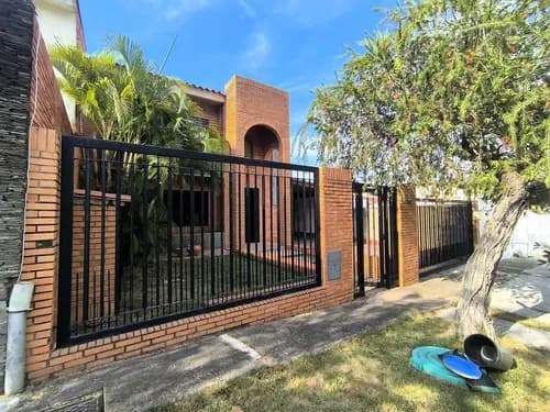 Yt En Venta Amplia Y Hermosa Casa En Las Urb. El Parral En Calle Cerrada