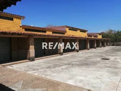 Venta Centro Comercial en Av. Principal La Yaguara a pocos metros de Safari Carabobo