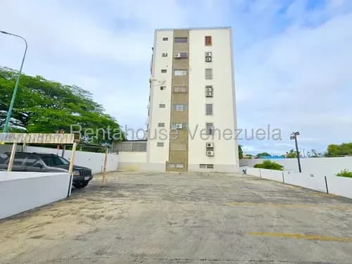 Apartamento En Venta En Barquisimeto Zona Este. 115 Mt2, Piso Medio, 3 Habitaciones, Balcon, Agua Constante. Vende Héctor Malavé