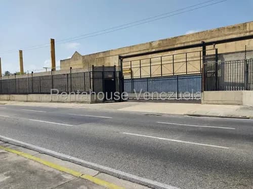 Galpón Con Muy Buena Ubicación En Zona De Uso Mixto Con Desarrollo Comercial Actualmente, Un Espacio Que Puede Abarcar Desde 3500 M² Hasta 4500 M². Contactame Yesenia Meneses Rah