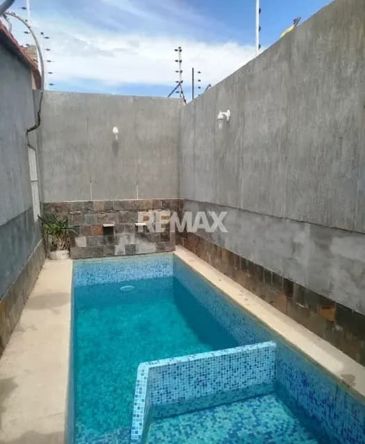 Casa en venta con porcelanato y piscina en Villa Rosa, Isla de Margarita.