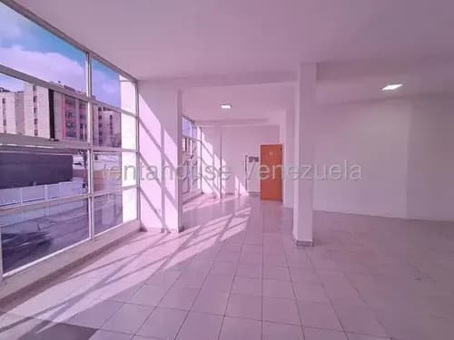 Daniela Linarez Alquila Amplio Y Versátil Local Comercial Con Múltiples Áreas Funcionales, Oficinas, Salones De Reunión, Depósito, Aulas, Este De Barquisimeto
