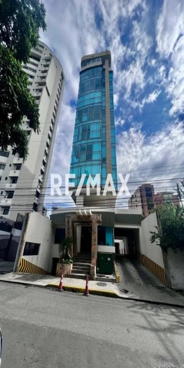 En venta oficina obra gris ubicada en la avenida principal la arboleda, Torre Empresarial Arabica.