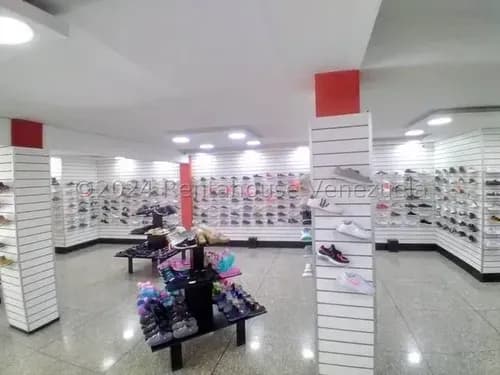 Daniela Linarez Vende Edificio Comercial Y Residencial Ideal Para Cualquier Tipo De Negocio Con Depósitos, 4 Apartamentos De 2 Habitaciones Y 2 Baños, Terraza, Av. Vargas Barquisimeto