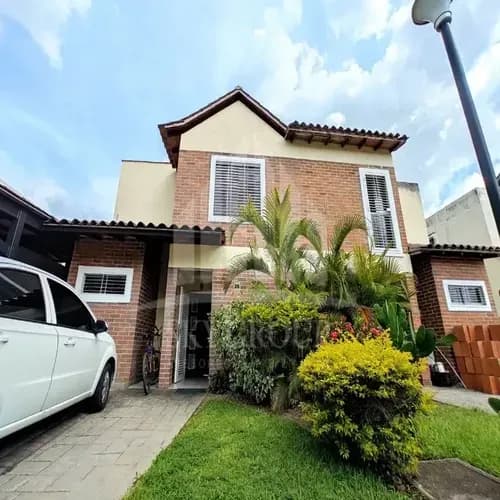 Fernando & Yosmar Venden Town House En Res. Villa Orense, Naguanagua. (lemth-158) Sólo Clientes.