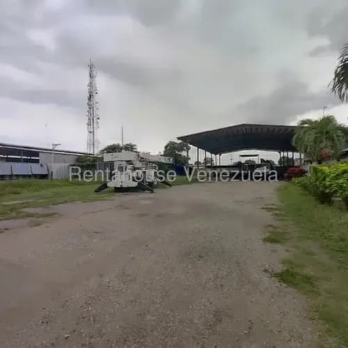 Terreno Uso Industrial Con Bienechurias , Ideal Para Empresa De Transporte, Tallerer Industrial. Ubicado En Zona Industrial Con Todos Los Servicios, Gas, Electricidad, Agua. Cercano A La Autopista.