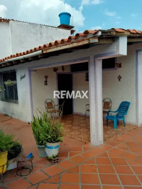 Hermosa y amplia casa ubicada en el sector La Hoyada, una cuadra más abajo del aeropuerto