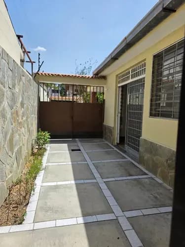 En Alquiler Bonita Casa En Prebo Cerca De La Cruz Roja Sirve Para Vivienda Y Negocio, Una Planta, Con Bonita Cocina Empotrada. Alarma Y Cerco Eléctrico Clider