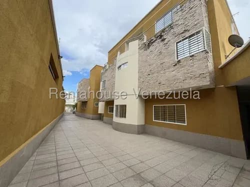 Con Terraza Casa En Venta En La Urbanizacion Andres Bello Maracay De Lujo 26-92 Mmarin