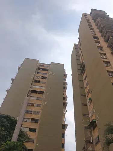 Amplio Apartamento Para Remodelar En Venta En La Parroquia San Juan, Cerca De Todo Tipo De Comercios