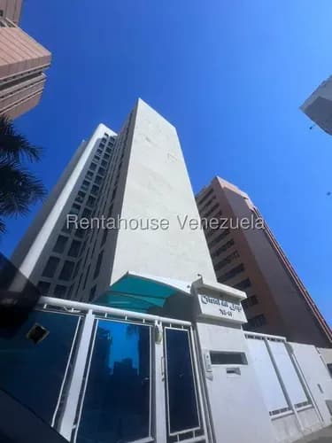 #26-17473. Ubicado En La Calle 76, El Milagro Hermoso Apartamento Con Vista Panoramica Al Lago Y La Cuidad. 270mts2. L.g