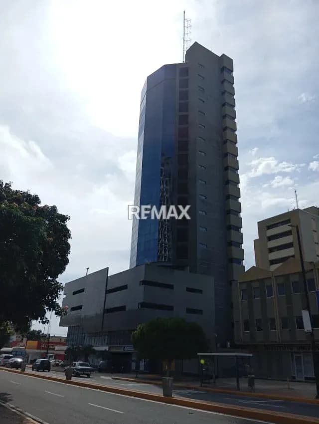 Oficina en Alquile Edificio Torre Cristal