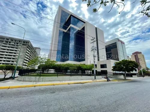Karen Burgos Vende Exclusiva Oficina Con Impresionante Vista Panorámica Y Amplios Espacios En El Este De Barquisimeto, Cód. 25-4342