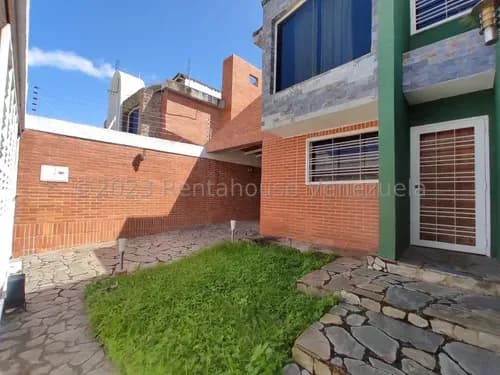 Amplio Y Moderno Townhouse Totalmente Amoblado, En Calle Con Acceso Controlado, Urb. San Pablo, Turmero,. 25-15603 More