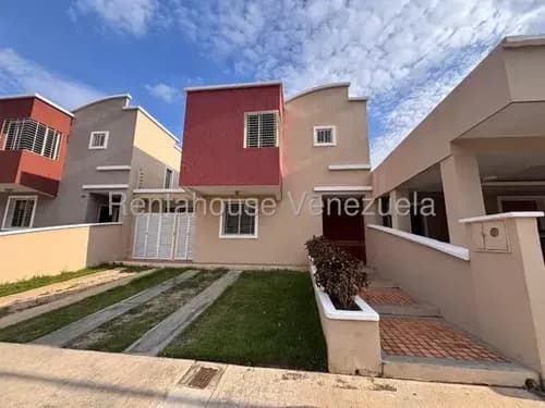 Daniela Linarez Alquila Casa Tipo Townhouse Con Sala-recibo-comedor Semiamoblada, Cocina Empotrada Equipada, Estudio, Piscina, Planta Eléctrica, Ubicada Ciudad Roca Barquisimeto