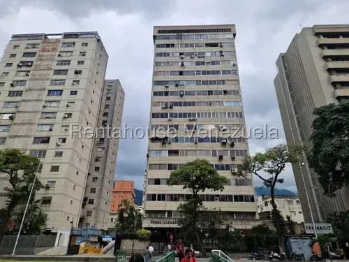 Amplia Oficina Ubicado En Edificio Usado Con Fines Comerciales Y Médicos. Mls #26-8139