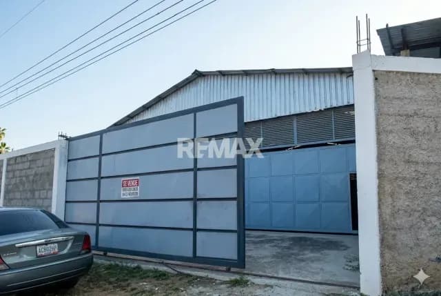 *VENDO GALPON ZONA INDUSTRIAL YAGUA*(a estrenar) - Área de terreno 512m2 - Área de construcción 370m2 - Altas paredes perimetrales.