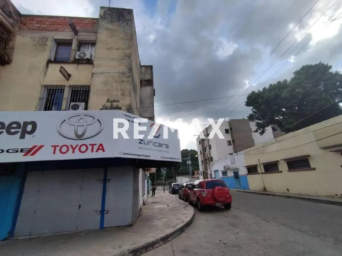 Se vende local zona av bolivar de Naguanagua calle repuestera