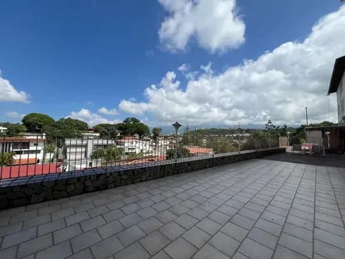 Casa En Venta Con Vista En Cumbres De Curumo, Calle Cerrada.