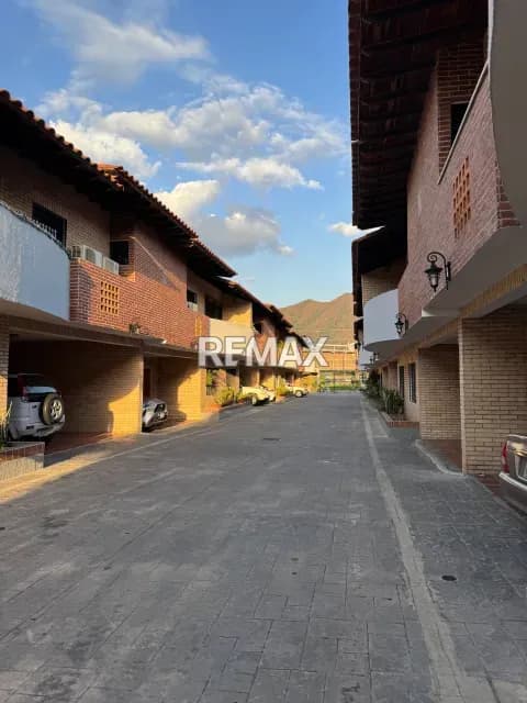 Town House Moderno Remodelado a Estrenar Urb Mañongo Cerca al CC Sambil Inversor Electricidad Pozo Agua