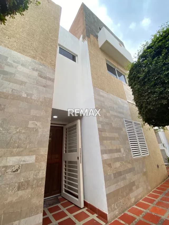 Townhouse en C.R Las Islas, Avenida Goajira. En Venta