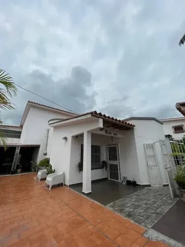 Casa Quinta En Prebo Remodelada A Pocos Metros De Kromi, Calle Semi Cerrada Con Vigilancia Privada Cocina De Cuarzo Y Pisos En Porcelanato Vende Dayanna Vasquez