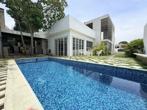 Casa Remodelada Con Jardin Y Pisicna Climatizada En Venta En El Este De Barquisimeto