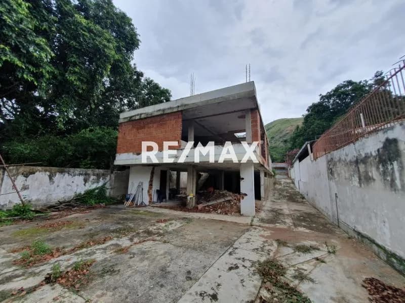 TERRENO UBICADO EN EL CASTAÑO CON DESARROLLO EN CONSTRUCCION, PROYECTO PARA 4 TOWN HOUSE