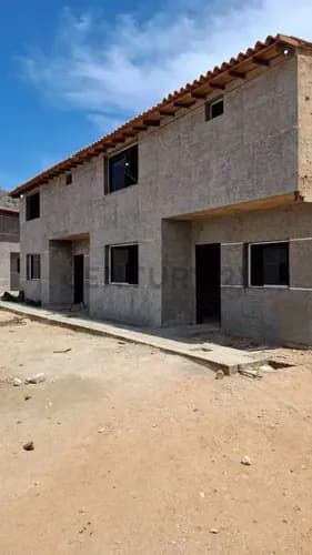 Excelente Townhouse En Obra Blanca En Villa Victoria, Apostadero, Pampatar