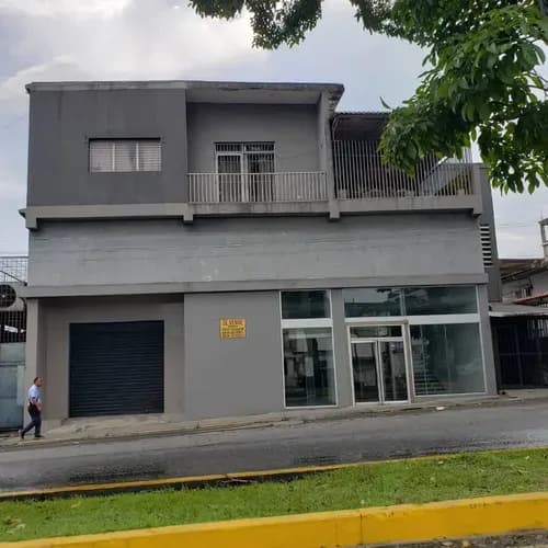 Edificio Ideal Para Sedes Bancarias, Clínicas, Empresas De Envíos, Grandes Oficinas O Comercios. Arriba Amplio Apartamento.