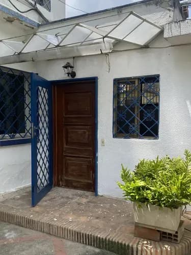 Alquiler De Anexo En Colinas De Bello Monte A 2 Cuadras De La Av. Miguel Ángel, Un Solo Ambiente, Posee Cocina Eléctrica De 2 Hornillas, Nevera, Microondas, Pe. No Tiene Lavadora Kh9