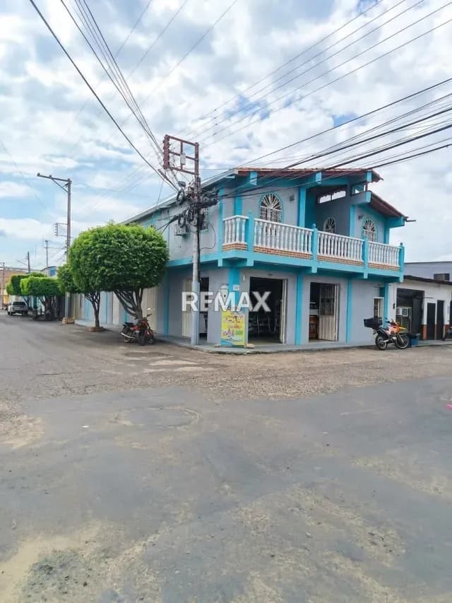 CASA DOBLE PROPÓSITO EN LA FRÍA