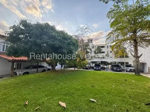 Bella Casa Con Piscina En Venta En Cumbres De Curumo 26-17363 Ma