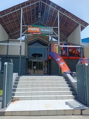 Vende Local Comercial En Metromarket - Planta Baja! **13 M2 Distribuidos En:** - **planta Baja (6.5 M2):** Atención Al Público, Mezanina (6.5 M2) Almacén/oficina. Tiene Pue