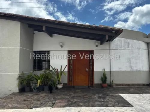 Bella Casa Ubicada En La Urbanización Lomas Del Halcón 26-11535